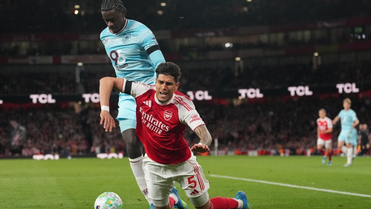 Momen Memalukan Piero Hincapie di Laga Arsenal vs Burnley: Celananya Melorot Saat Duel di Pinggir Lapangan!