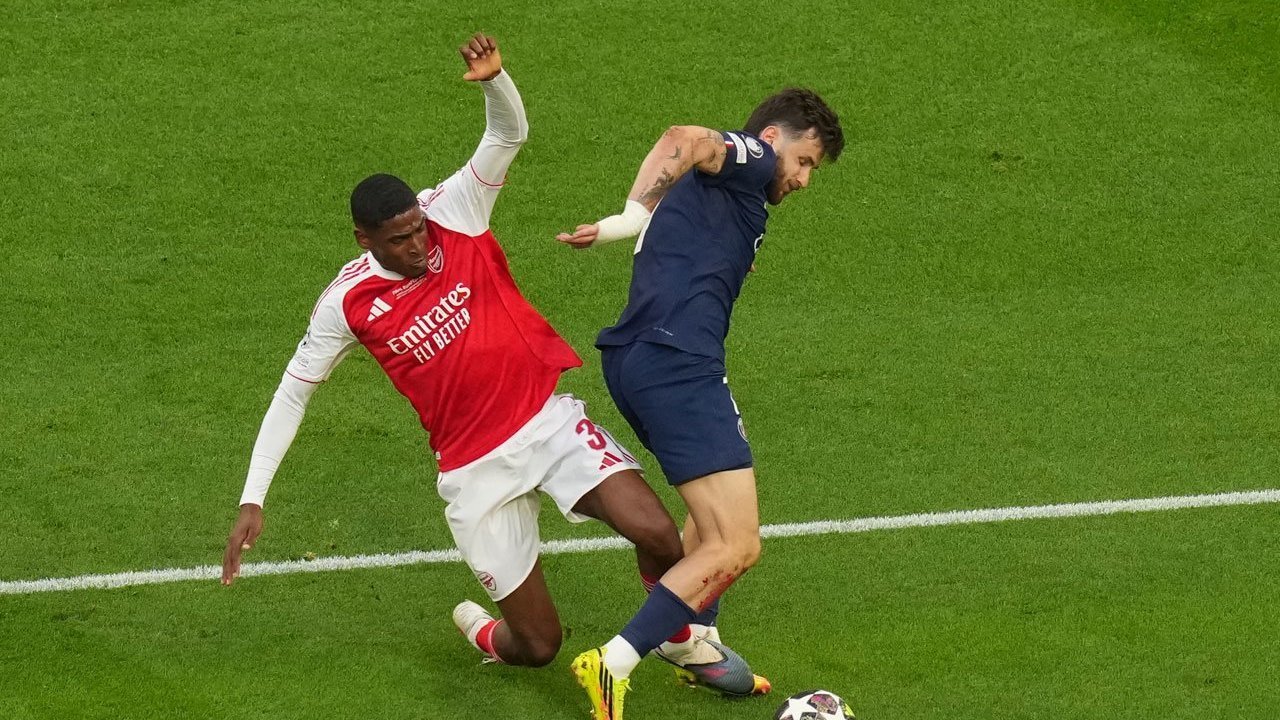 Penalti untuk PSG Tepat, Tapi Mengapa Cristhian Mosquera Tidak Dapat Kartu Kuning Kedua?