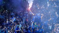 Insiden di Pawai Hattrick Juara Persib: Frans Putros Kehilangan HP, Kepala Federico Barba Kena Giant Flag Insiden di Pawai Hattrick Juara Persib: Frans Putros Kehilangan HP, Kepala Federico Barba Kena Giant Flag
