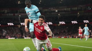 Guyonan Ben White di Parade Juara Arsenal: Nyanyikan Chant Kocak untuk Piero Hincapie yang Celananya Melorot