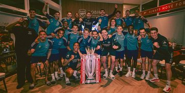 Trofi dari Kardus dan Penantian 22 Tahun: Cara Unik Arsenal Rayakan Gelar Premier League 2025/2026