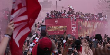 Parade Juara Arsenal Berubah Ricuh: 75 Orang Dievakuasi, 16 Ditangkap, Satu Suporter Ditikam Parade Juara Arsenal Berubah Ricuh: 75 Orang Dievakuasi, 16 Ditangkap, Satu Suporter Ditikam