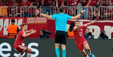 Kontroversi Handball Bayern vs PSG: Chris Sutton Sebut Aturannya Sangat Bodoh!