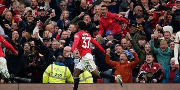 Rapor Pemain MU Saat Kalahkan Liverpool 3-2: Kobbie Mainoo Jadi Pahlawan, Senne Lammens Nyaris Jadi Biang Petaka