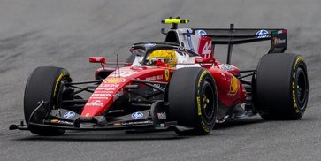 Mobil Rusak Akibat Senggolan, Lewis Hamilton Sedih Kecewakan Ferrari di Formula 1 GP Miami 2026