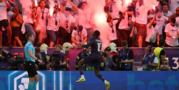 Fans PSG di Final Liga Champions: Gelut dan Rayakan Gol Ousmane Dembele Pakai Flare