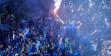 Insiden di Pawai Hattrick Juara Persib: Frans Putros Kehilangan HP, Kepala Federico Barba Kena Giant Flag Insiden di Pawai Hattrick Juara Persib: Frans Putros Kehilangan HP, Kepala Federico Barba Kena Giant Flag
