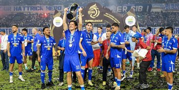 Catatan Bersejarah Thom Haye di Balik Keberhasilan Persib Bandung Raih Gelar Juara BRI Super League Catatan Bersejarah Thom Haye di Balik Keberhasilan Persib Bandung Raih Gelar Juara BRI Super League