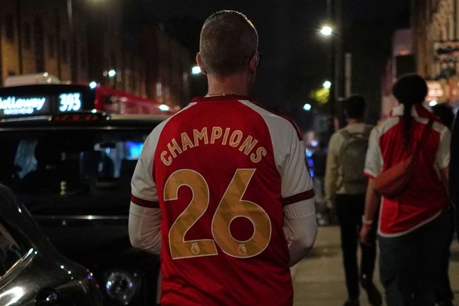 Interaksi Skuad Arsenal dengan Suporter Interaksi Skuad Arsenal dengan Suporter