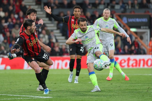 Eksperimen Lini Tengah yang Mematikan Bernardo Silva Gelandang Manchester City, Bernardo Silva (kanan) mencoba melepas tembakan meski diadang pemain Bournemouth, 20 Mei 2026 pada lanjutan Liga Inggris. (c) AP Photo/ian wa
