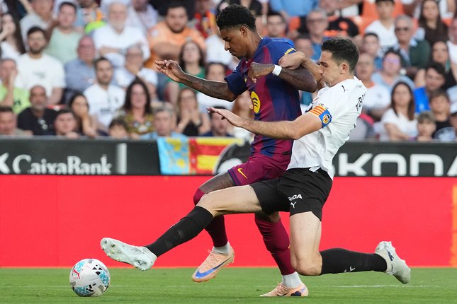 Babak Kedua Cesar Tarrega menekan Marcus Rashford dalam laga Liga Spanyol antara Valencia vs Barcelona di Mestalla, 24 Mei 2026 (c) AP Photo/Alberto Saiz
