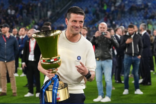 Pelatih Inter Milan, Cristian Chivu berpose dengan trofi Coppa Italia, 14 Mei 2026 setelah di final mengalahkan Lazio. (c) AP Photo/Andrew Medichini