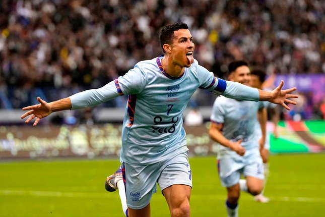Pemain Pertama dengan 100 Gol di Tiga Liga Berbeda