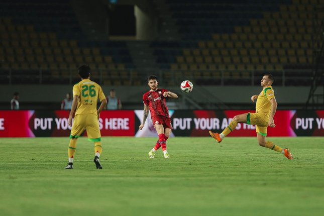 Babak Kedua Aksi Dejan Tumbas pada laga Persis Solo vs Persebaya Surabaya di pekan ke-32 BRI Super League 2025/2026 (c) Dok. Persis