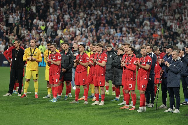 Pemain Freiburg memberikan applause kepada Aston Villa usai pengalungan medali di final Liga Europa, 21 Mei 2026 di Istanbul. (c) AP Photo