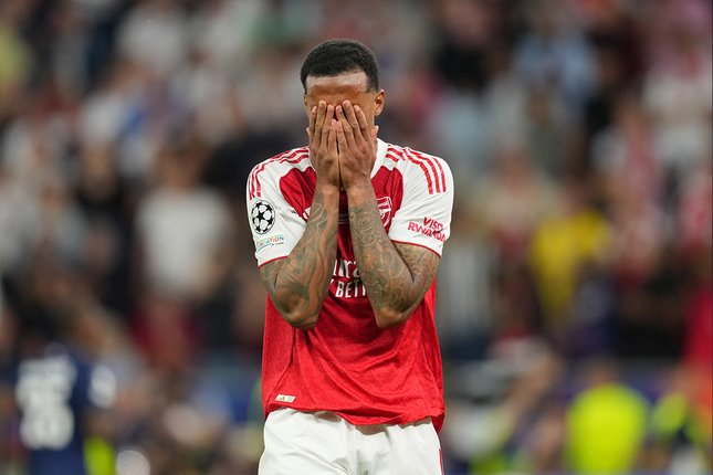 Minta Arsenal Melihat Gambaran yang Lebih Besar Reaksi bek Arsenal, Gabriel Magalhaes usai gagal menjalankan tugas di adu penalti melawan PSG di final Liga Champions 2026. (c) AP Photo/Andreea Alexandru