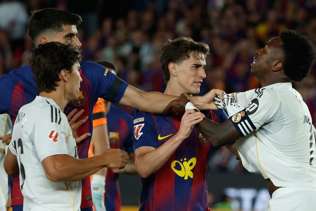Gavi dan Vinicius Jr bersitegang di laga El Clasico Barcelona vs Real Madrid, Senin (11/5/2026). (c) AP Photo/Joan Monfort