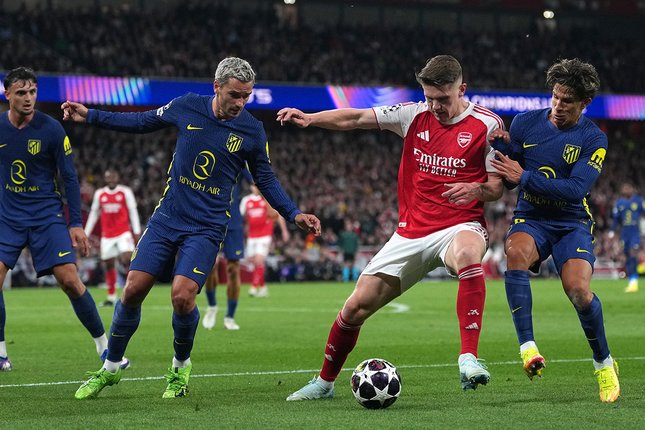 Aksi penyerang Arsenal, Viktor Gyokeres mengontrol bola dari  gangguan pemain Atletico, Antoine Griezmann dan Giuliano Simeone. (c) AP Photo/Alastair Grant