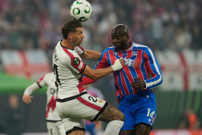 Babak Pertama Florian Lejeune berduel dengan Jean-Philippe Mateta di final UEFA Confrence League, Kamis (28/5/2026) (c) AP Photo/Michael Probst