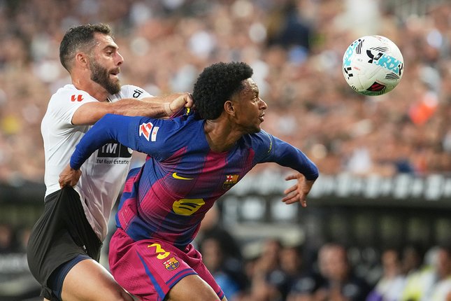 Statistik Valencia vs Barcelona Luis Rioja dan Alejandro Balde berebut bola dalam laga Liga Spanyol antara Valencia vs Barcelona di Mestalla, 24 Mei 2026 (c) AP Photo/Alberto Saiz
