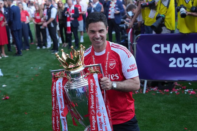 Brooklyn Dipenuhi Fans Arsenal Manajer Arsenal Mikel Arteta memegang trofi juara Premier League setelah laga Liga Inggris antara Crystal Palace vs Arsenal di London, 24 Mei 2026 (c) AP Photo/Kin Cheung