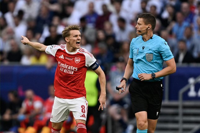 Nasri Sebut Arsenal Seperti Dihukum Wasit Nasri Sebut Arsenal Seperti Dihukum Wasit
