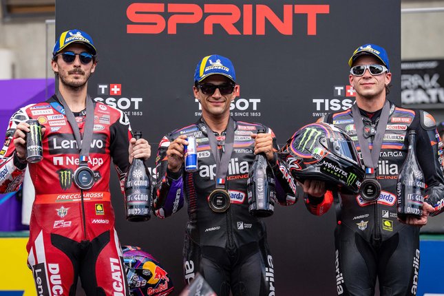 Pecco Bagnaia Juga Jadi Faktor Penentu? Pecco Bagnaia, Jorge Martin, dan Marco Bezzecchi (c) Aprilia Racing
