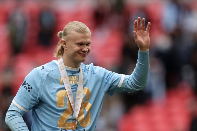 Haaland Samai Rekor Shearer dan Harry Kane Pemain Manchester City Erling Haaland menyapa para suporter usai laga final FA Cup/Piala FA antara Chelsea vs Man City di London, Sabtu, 16 Mei 2026 (c) AP Photo/Richard Pelham