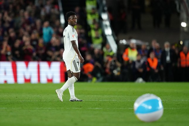 Pemain Real Madrid Vinicius Junior melihat sebuah bola pantai yang dilemparkan ke dalam lapangan pada laga La Liga/Liga Spanyol antara Barcelona vs Madrid, 10 Mei 2026 (c) AP Photo/Joan Mateu Parra