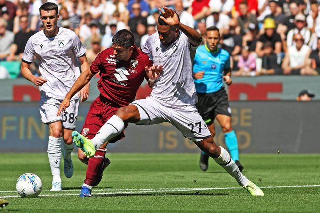 Performa Kedua Tim Pemain Torino, Giovanni Simeone (kiri), berebut bola dengan pemain Udinese, Christian Kabasele, dalam pertandingan Serie A, Sabtu (2/5/2026). (c) Andrea Bressanutti/LaPresse via AP