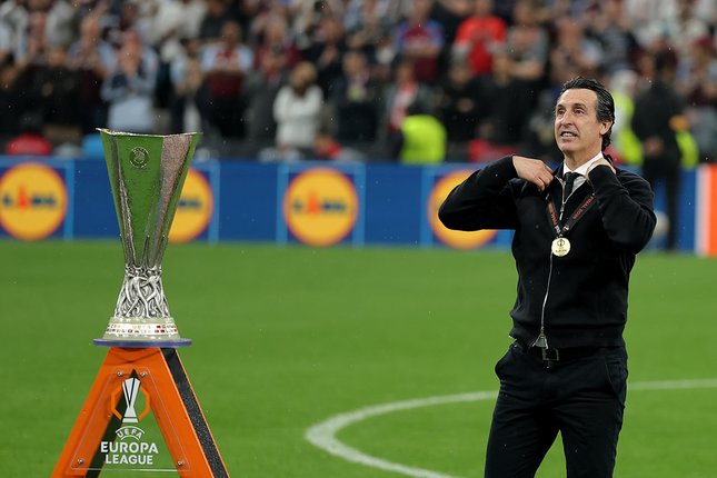 Pelatih Aston Villa, Unai Emery berdiri di samping trofi Liga Europa, 21 Mei 2026 usai laga final melawan Freiburg. (c) AP Photo