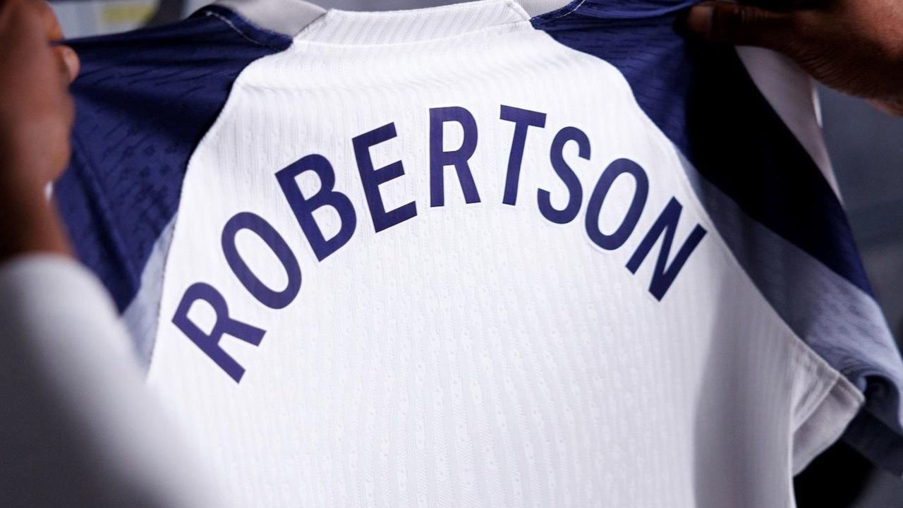 RESMI: Andy Robertson Kini Berseragam Tottenham
