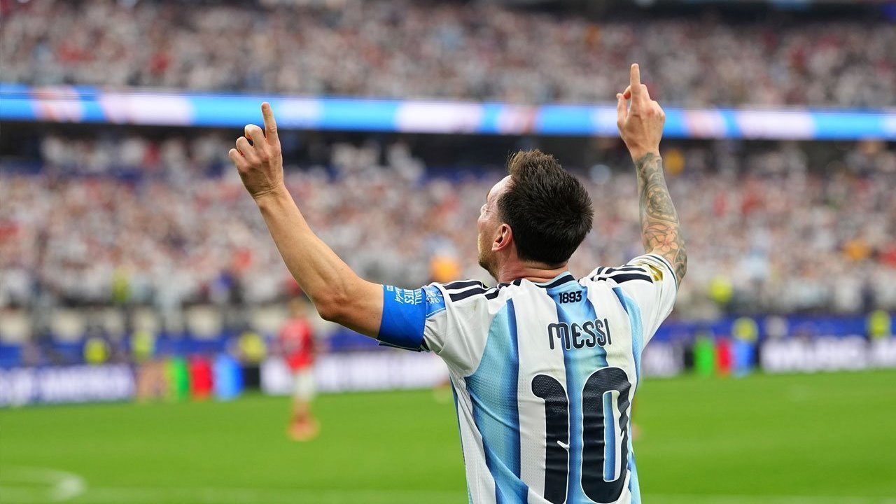 Lionel Messi yang Menyatukan Magis dan Sejarah Lionel Messi yang Menyatukan Magis dan Sejarah