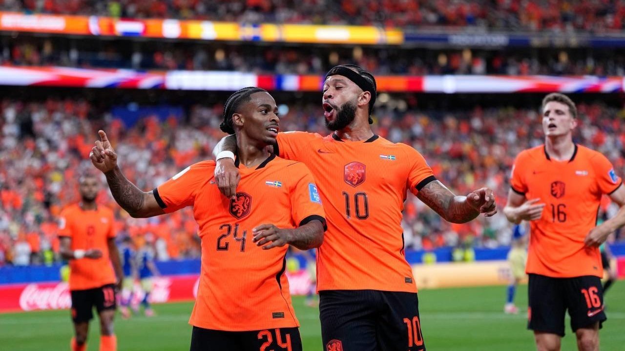 Rapor Pemain Belanda Saat Hajar Swedia: Gakpo Menggila, Dumfries Buktikan Kelasnya Rapor Pemain Belanda Saat Hajar Swedia: Gakpo Menggila, Dumfries Buktikan Kelasnya