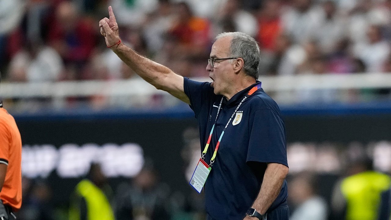 Marcelo Bielsa Resmi Mundur usai Uruguay Gagal Total di Piala Dunia 2026 Marcelo Bielsa Resmi Mundur usai Uruguay Gagal Total di Piala Dunia 2026
