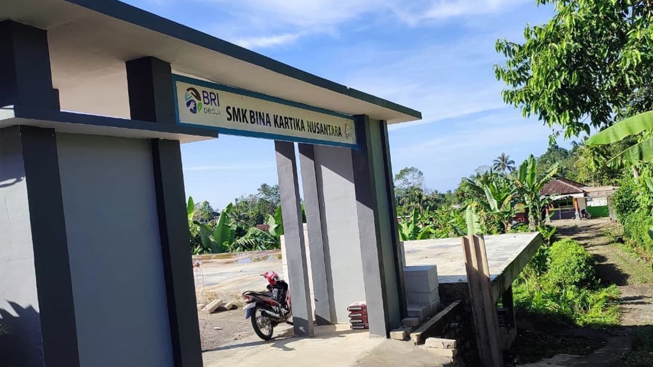 Harapan yang Tumbuh di SMK Bina Kartika Nusantara Tirtoyudo: Cerita BRI Membantu Sekolah 3T di Kabupaten Malang