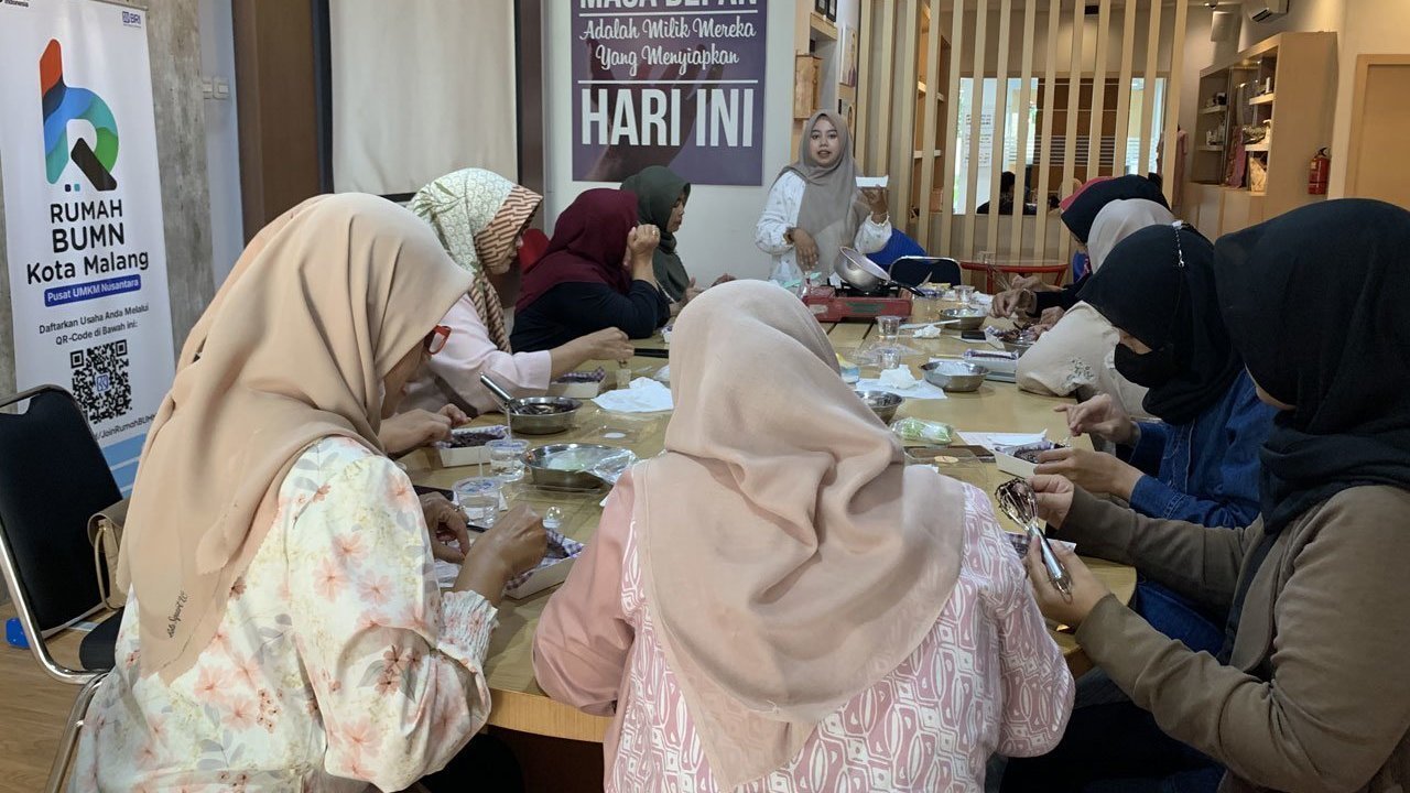 Buka Peluang Baru dengan Belajar Korean Pie Dubai Coco Pistachio di Kelas Baking Rumah BUMN BRI Buka Peluang Baru dengan Belajar Korean Pie Dubai Coco Pistachio di Kelas Baking Rumah BUMN BRI