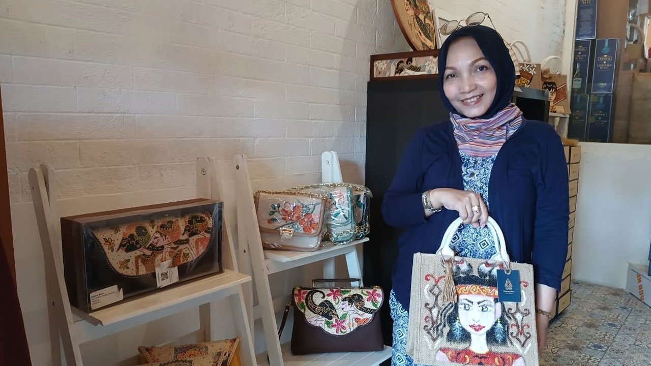 Diajeng Maya Art dan Craft, Dari Sekadar Hobi Melukis hingga Tembus Pasar Amerika Diajeng Maya Art dan Craft, Dari Sekadar Hobi Melukis hingga Tembus Pasar Amerika
