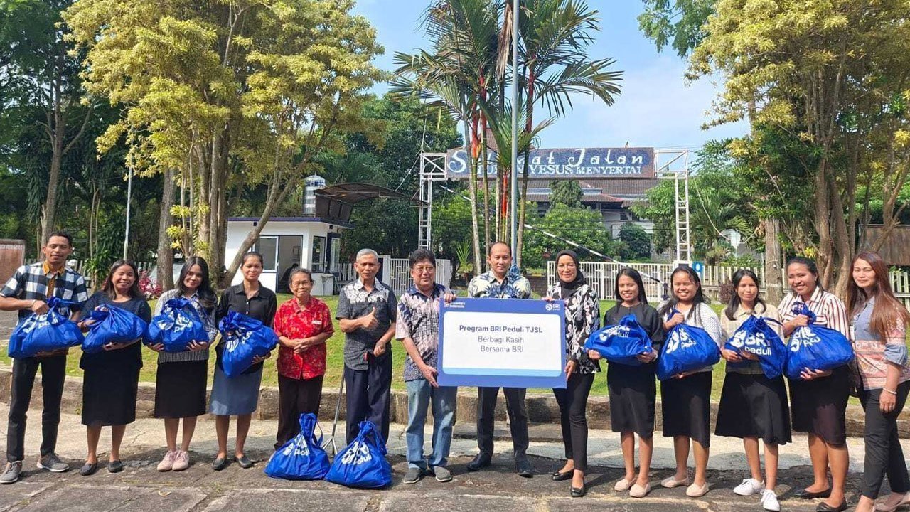 BRI Region 13 Malang Salurkan 500 Paket Sembako Melalui Program BRI Berbagi Kasih