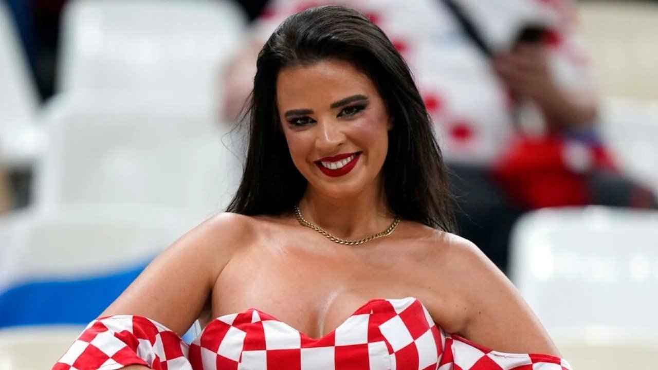 Potret Ivana Knoll, Suporter Fanatik Kroasia yang Selalu Viral di Piala Dunia: Kini Banting Setir jadi DJ Potret Ivana Knoll, Suporter Fanatik Kroasia yang Selalu Viral di Piala Dunia: Kini Banting Setir jadi DJ