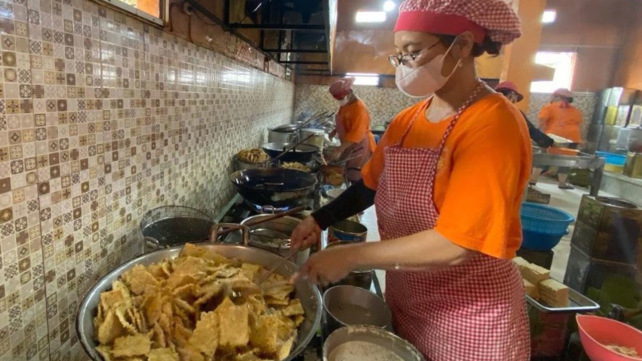 2 Penguasa Perempuan Malang Buktikan UMKM Bisa Tumbuh Bersama KUR BRI Lewat Keripik Tempe dan Kosmetik