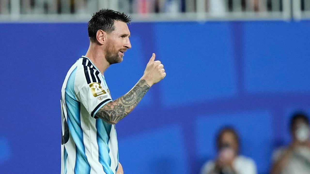 Lionel Messi Tak Terbendung! Hattrick ke Gawang Aljazair Buktikan Kelas Sang Kapten Lionel Messi Tak Terbendung! Hattrick ke Gawang Aljazair Buktikan Kelas Sang Kapten