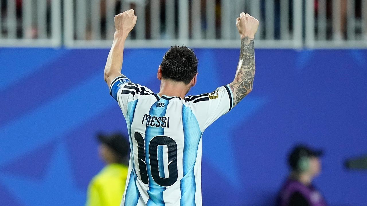 Lionel Messi Lolos dari Hukuman atas Tekel pada Aissa Mandi, Wasit Szymon Marciniak Bikin Kesalahan? Lionel Messi Lolos dari Hukuman atas Tekel pada Aissa Mandi, Wasit Szymon Marciniak Bikin Kesalahan?