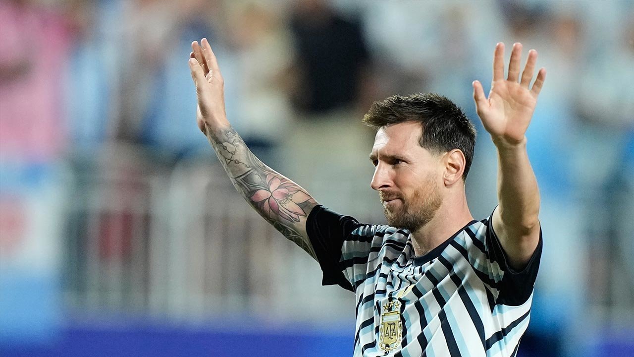 Lionel Messi Ungkap Alasan Menangis Usai Cetak Hattrick Saat Argentina Kalahkan Aljazair Lionel Messi Ungkap Alasan Menangis Usai Cetak Hattrick Saat Argentina Kalahkan Aljazair