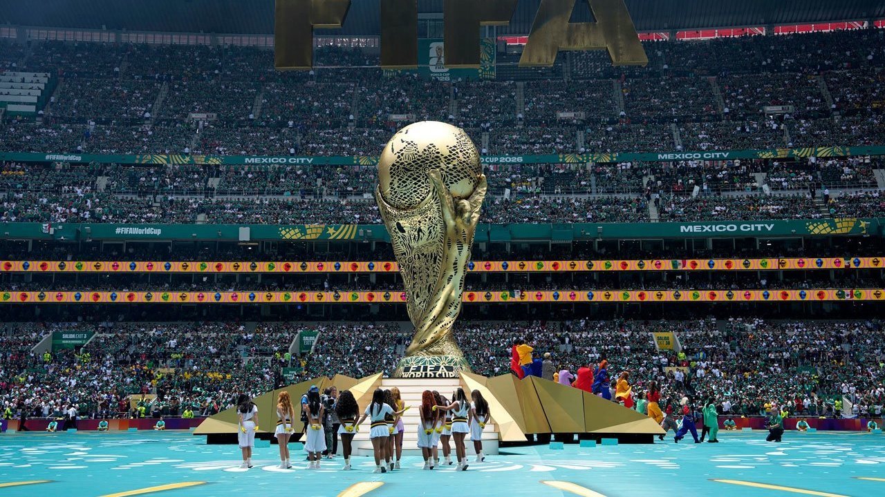 Momen Sakral Dimulainya Piala Dunia 2026: Dibuka Salma Hayek, Bocelli dan EJAE Tampil, dan Lagu Kebangsaan yang Menggetarkan! Momen Sakral Dimulainya Piala Dunia 2026: Dibuka Salma Hayek, Bocelli dan EJAE Tampil, dan Lagu Kebangsaan yang Menggetarkan!