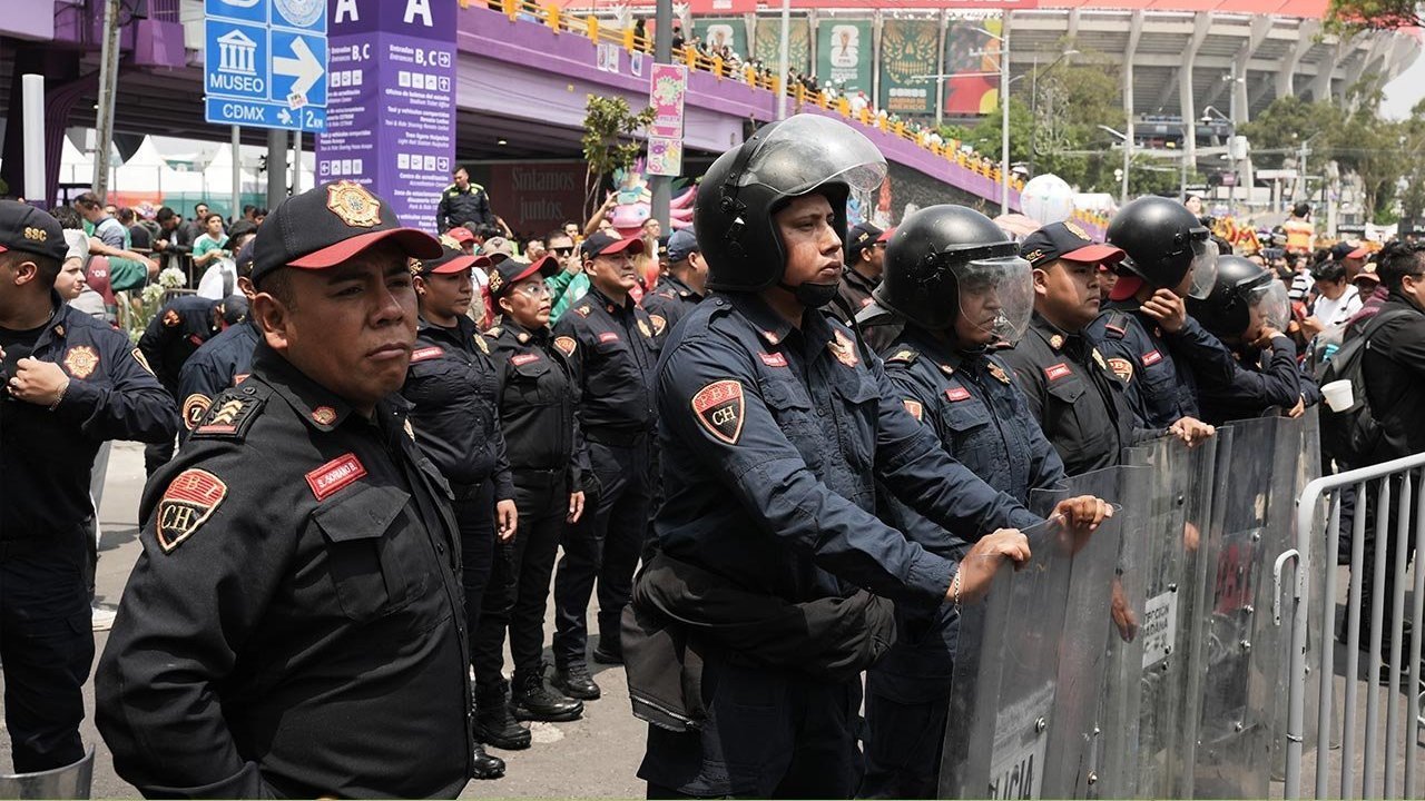 Sisi Kelam Pembukaan Piala Dunia 2026: Diwarnai Demo, Bom Molotov, dan Baku Hantam di Luar Stadion Azteca Sisi Kelam Pembukaan Piala Dunia 2026: Diwarnai Demo, Bom Molotov, dan Baku Hantam di Luar Stadion Azteca