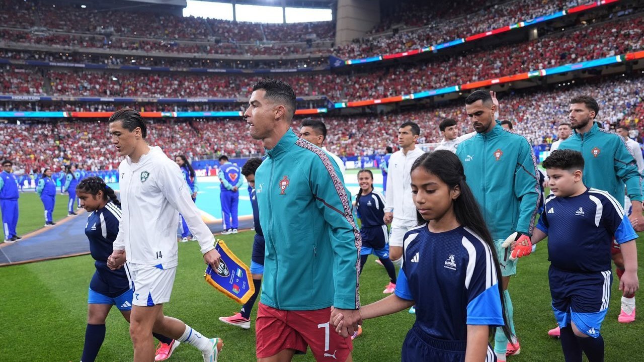 Ketika Cristiano Ronaldo Berhadapan dengan 2 Pemain Uzbekistan dari 17 Tahun Silam di Piala Dunia 2026 Ketika Cristiano Ronaldo Berhadapan dengan 2 Pemain Uzbekistan dari 17 Tahun Silam di Piala Dunia 2026