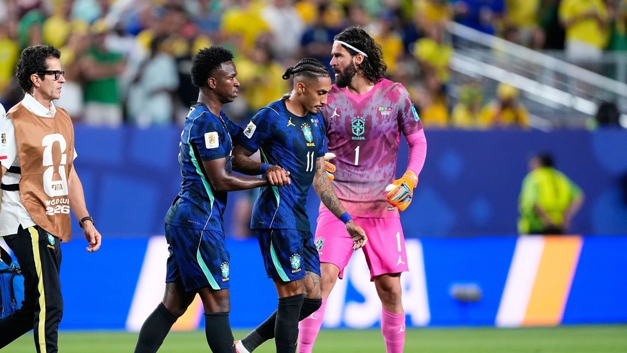 Kabar Baik untuk Brasil, Cedera Raphinha Diprediksi Tidak Serius Kabar Baik untuk Brasil, Cedera Raphinha Diprediksi Tidak Serius