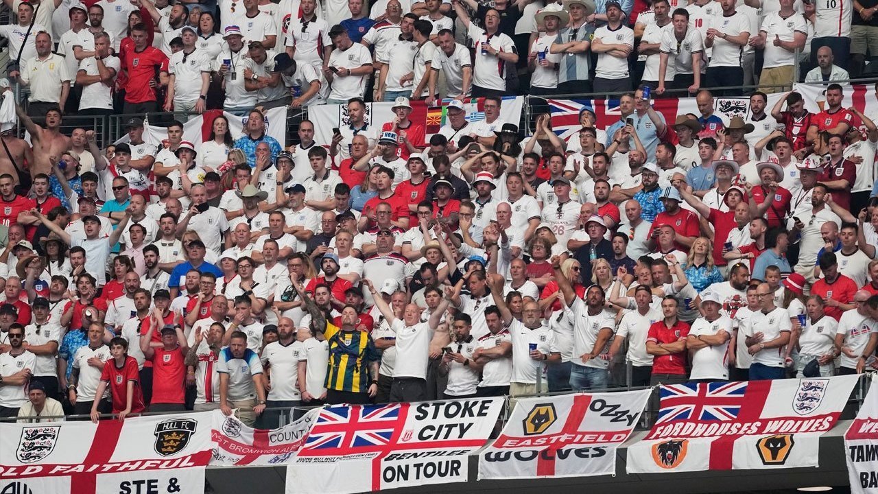 Berlebihan? FIFA Larang Bendera Suporter Inggris karena Gambar Kapal Selam Berlebihan? FIFA Larang Bendera Suporter Inggris karena Gambar Kapal Selam