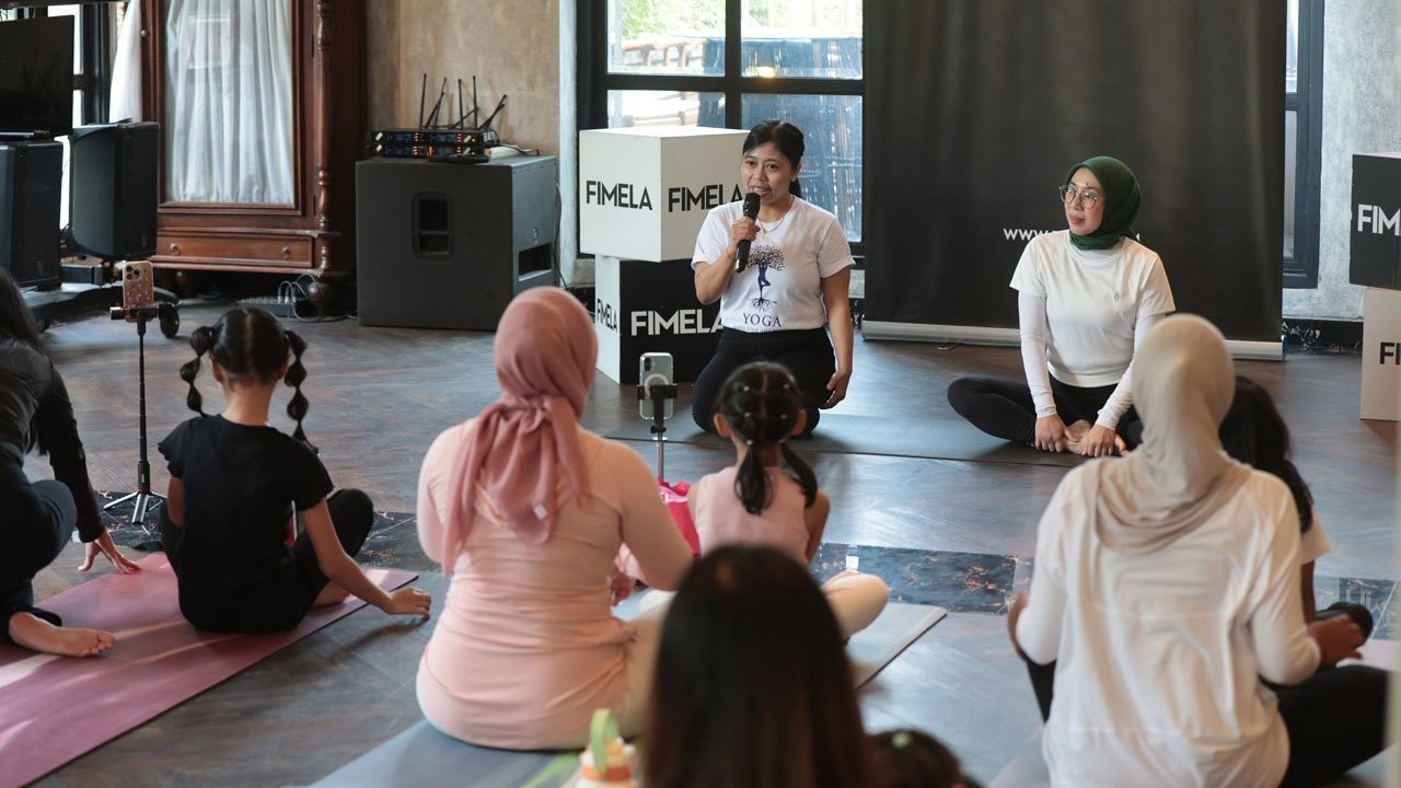 Liburan Sekolah Lebih Bermakna, Fimela Ajak Ibu dan Anak Bangun Bonding Lewat Yoga Bersama